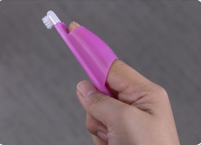 指サックタイプの歯ブラシ